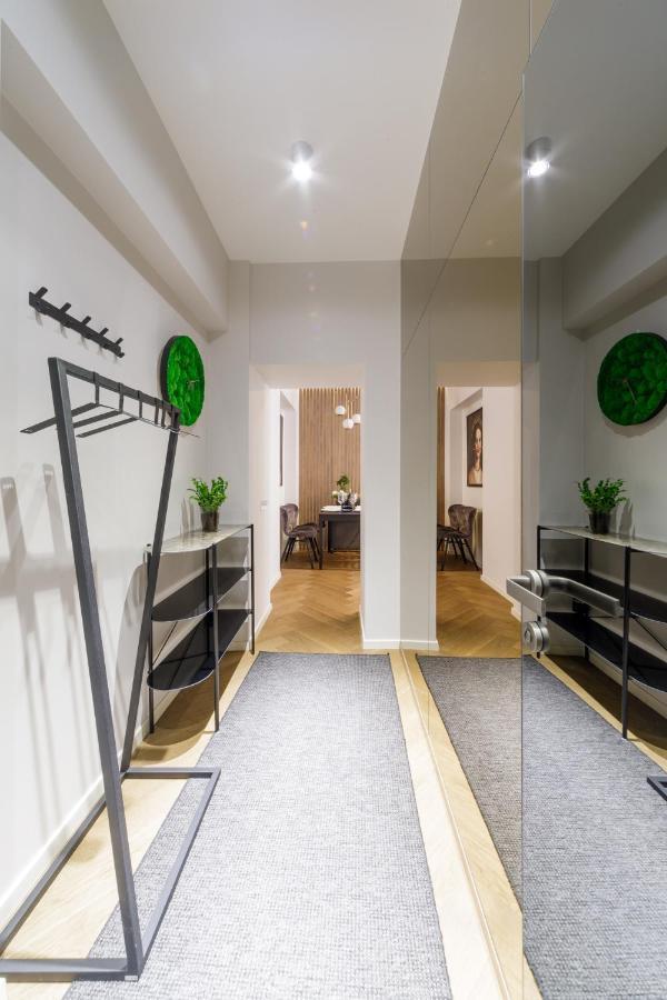 Old Town Apartment L Self Check In Vilnius Bagian luar foto