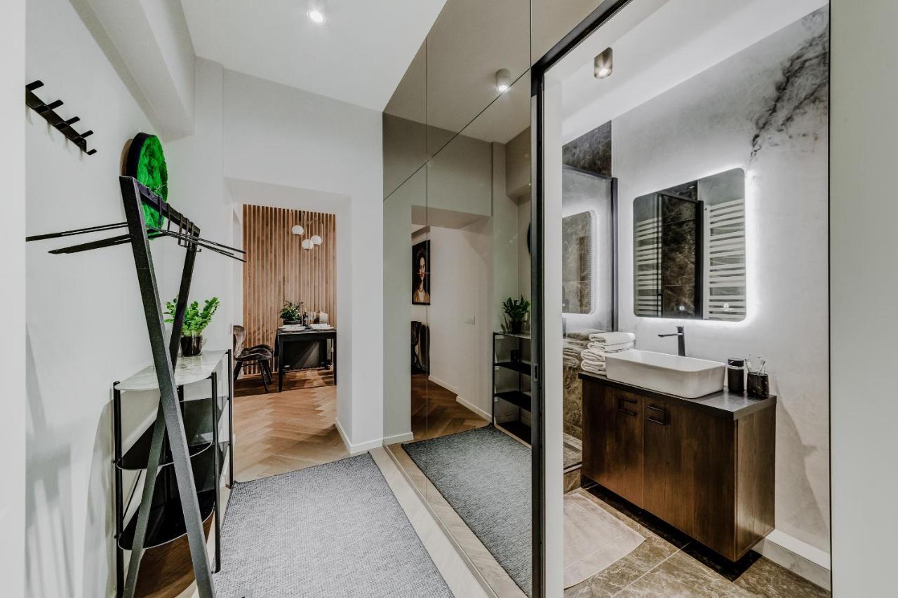 Old Town Apartment L Self Check In Vilnius Bagian luar foto